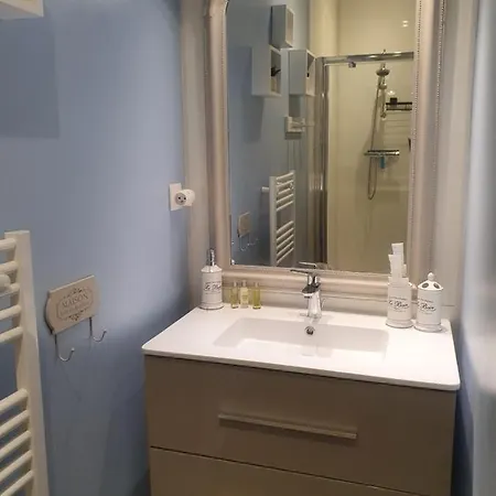 Rum i privatbostad Wisteria Fleurines